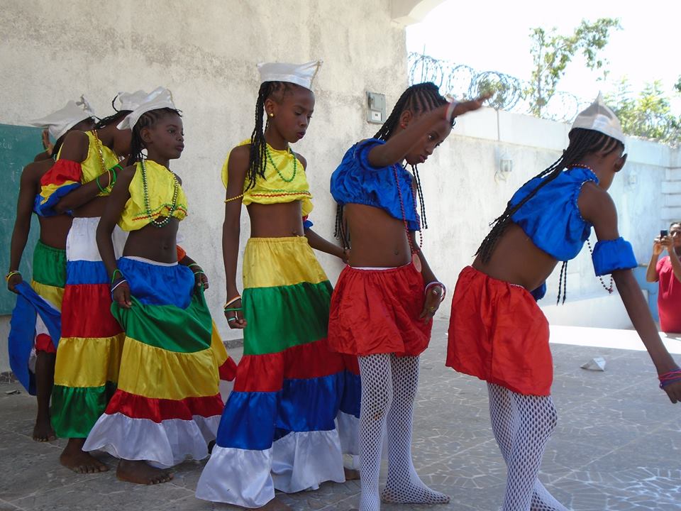 Grupo artístico con música del folclore de Anse-à-Pitres